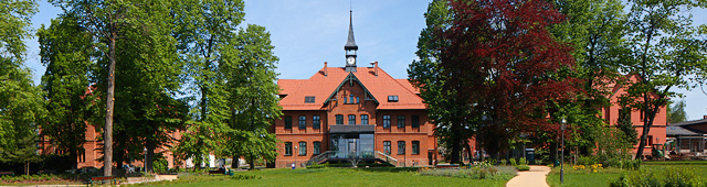 Blick auf das Verwaltungsgebäude durch den Park des SKH Altscherbitz durch, im Herbst