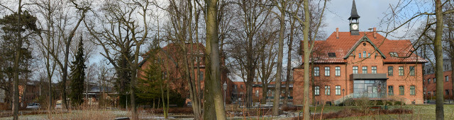 Außenansicht des Verwaltungsgebäude vom Park aus im Winter 